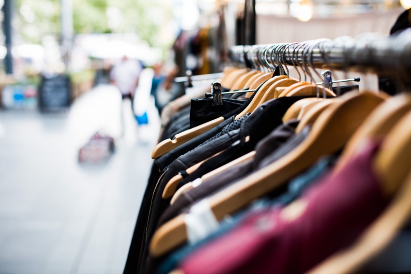 magasin-ILONSE-min_blur_close_up_focus_hanger_jacket_market_people_rack-1176303