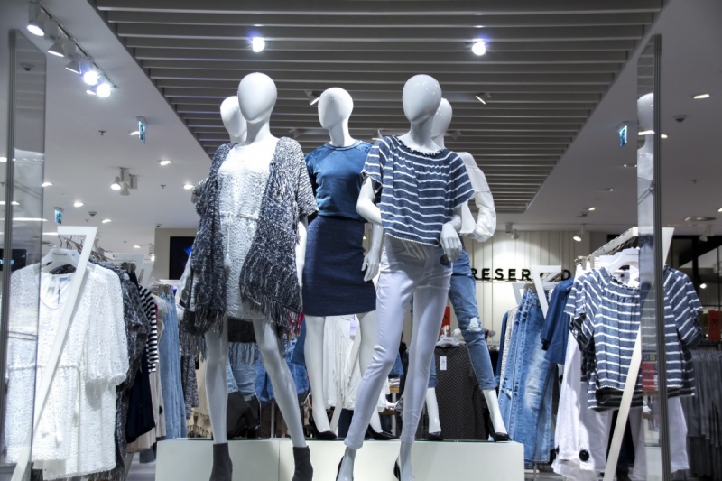 magasin-ILONSE-min_shopping_mall_shop_windows_fashionable_clothes_feminine_weakness_the_temptation_slender_women_mannequin_lifestyle-1044785